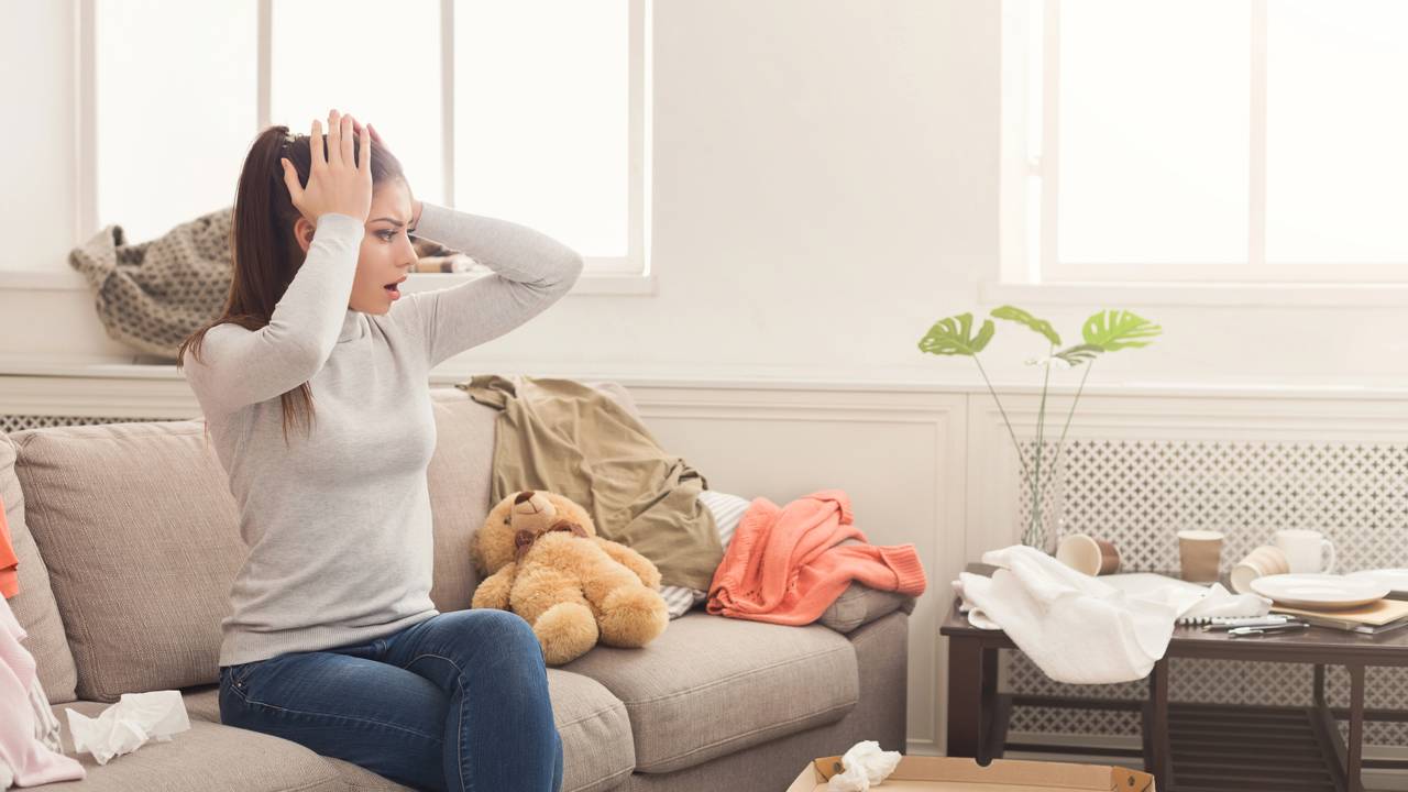 Saiba o que significa a sobrecarga cognitiva e aprenda passos simples para limpar o caos externo e interno.