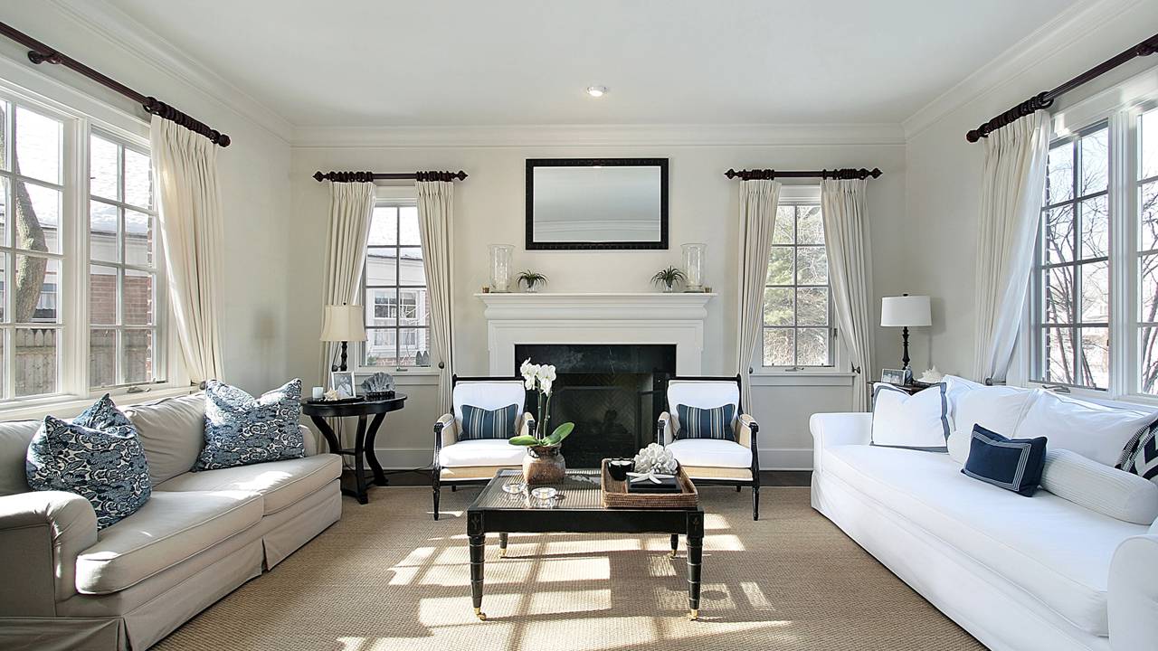 Saiba como criar um ambiente de alto padrão com orçamento controlado. Veja dicas de almofadas, iluminação e organização para dar o Efeito Casa de Rica na sua sala em 2026.