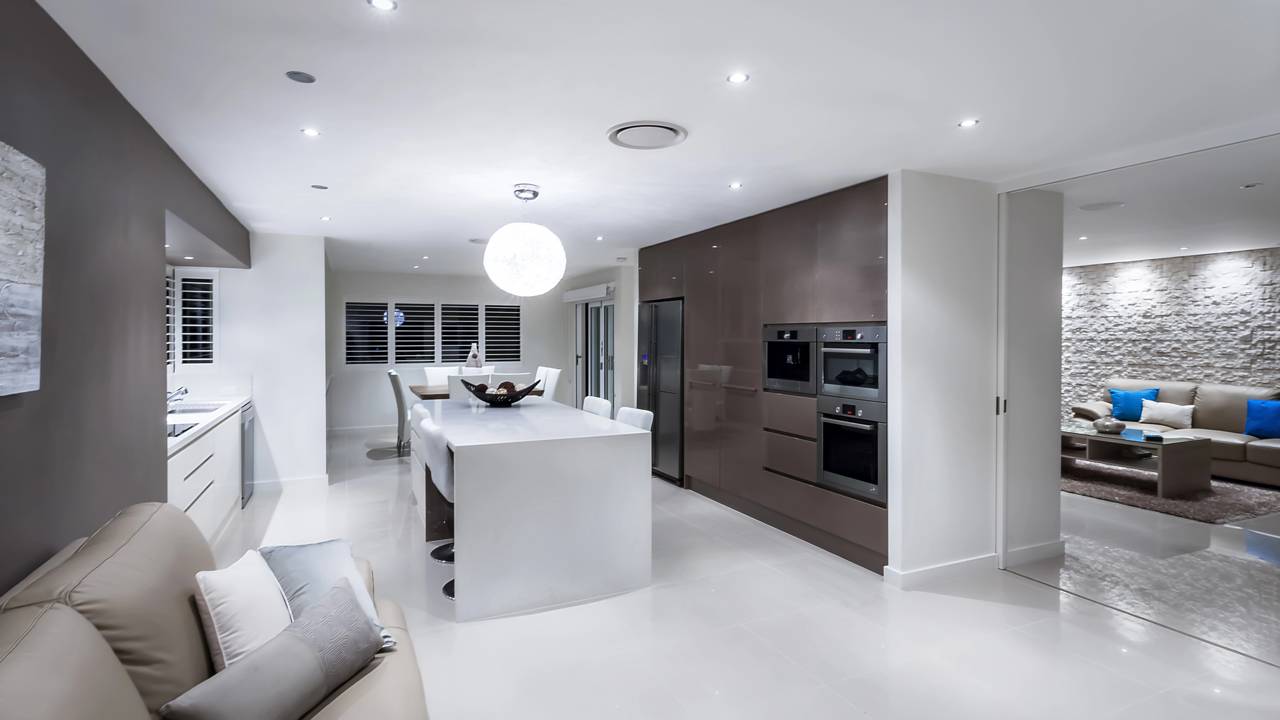 Interruptores modernos e fuga de corrente: entenda por que o seu LED não desliga totalmente e saiba quando é a hora certa de chamar um eletricista.