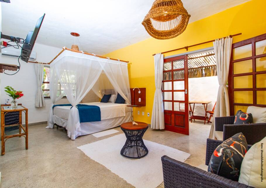 Interior de uma das suítes da Travel Inn Trancoso conforto no litoral baiano