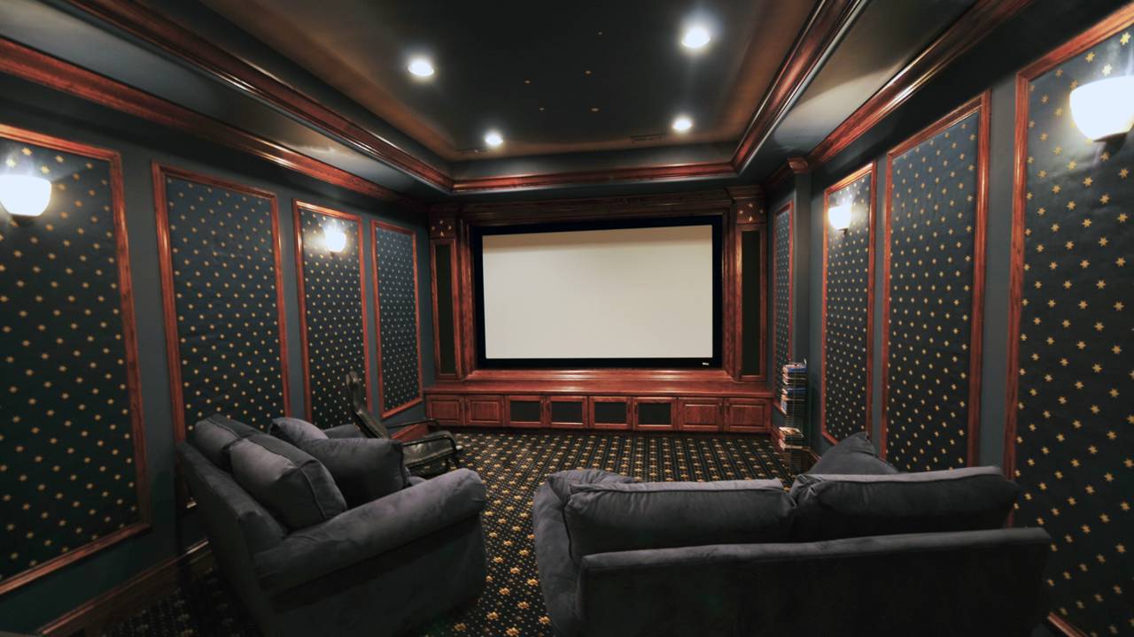 Confira orçamentos para projetos básicos, intermediários e avançados, incluindo som, imagem e mobília