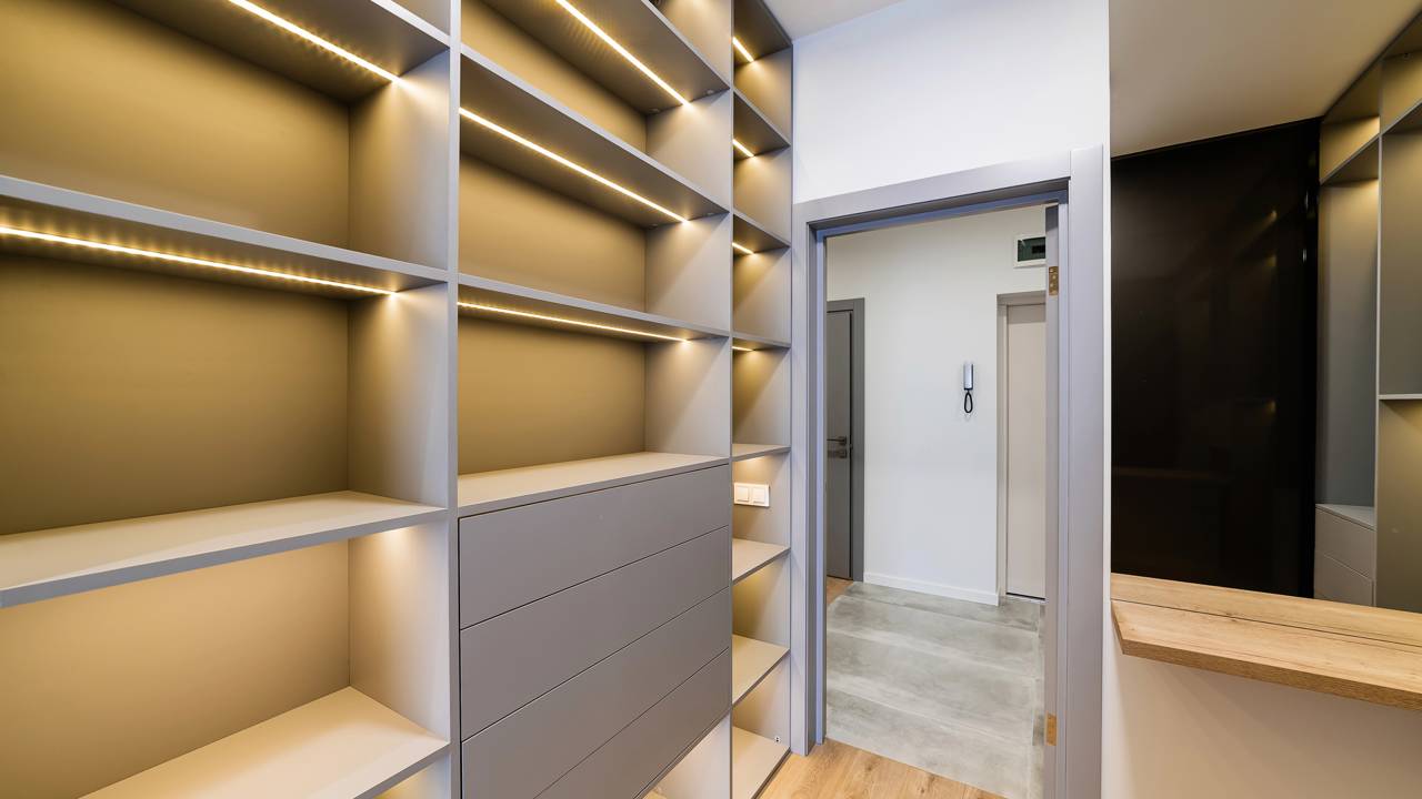 Planejando seu closet? Saiba quanto custa um closet inteligente em 2026. Compare os preços de prateleiras modulares e marcenaria fixa para escolher a melhor opção.