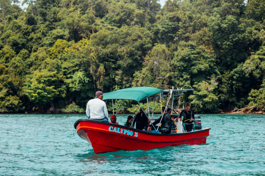 Turistas se preparam para mergulho em Coiba Island, no Golfo de Chiriquí