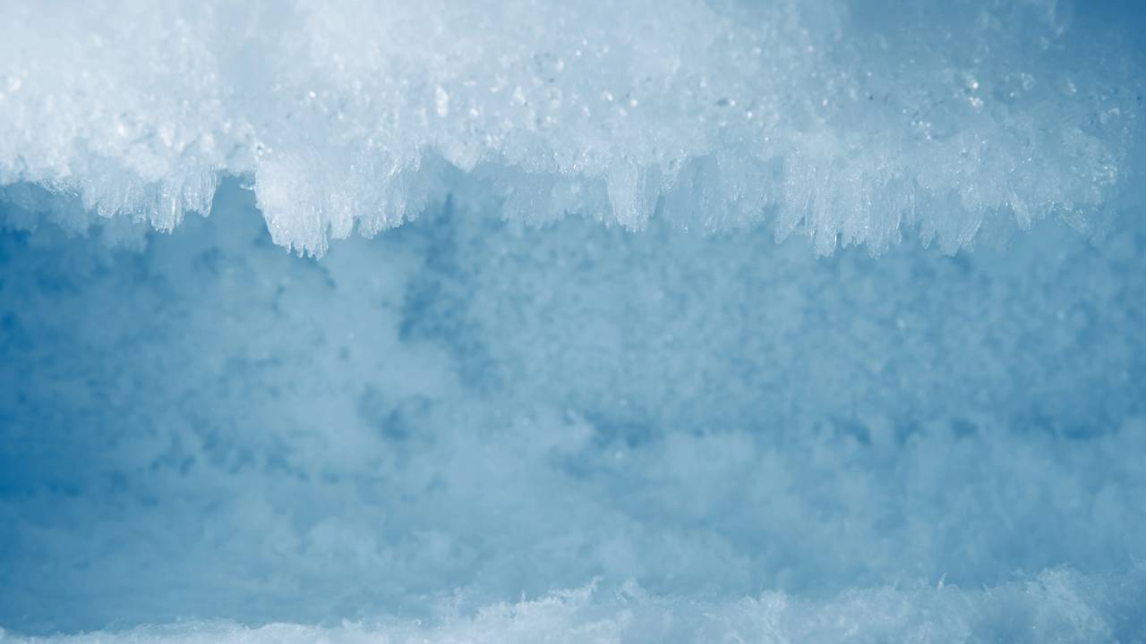 Aprenda o truque do borrifador com água morna para descongelar o freezer de forma rápida, segura e sem usar facas que danificam o seu aparelho.