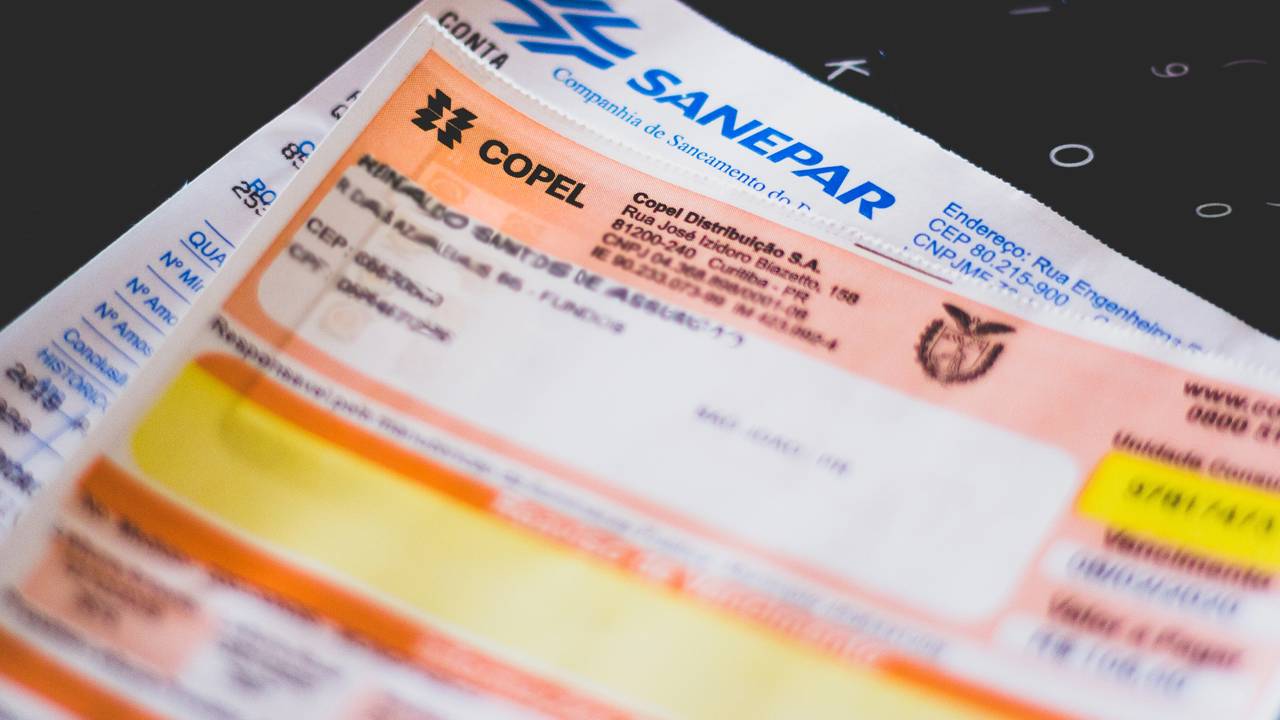 Fiação antiga ou bandeira vermelha? Veja o que significa o salto inexplicável na sua conta de luz e aprenda a auditar o seu próprio consumo diário.