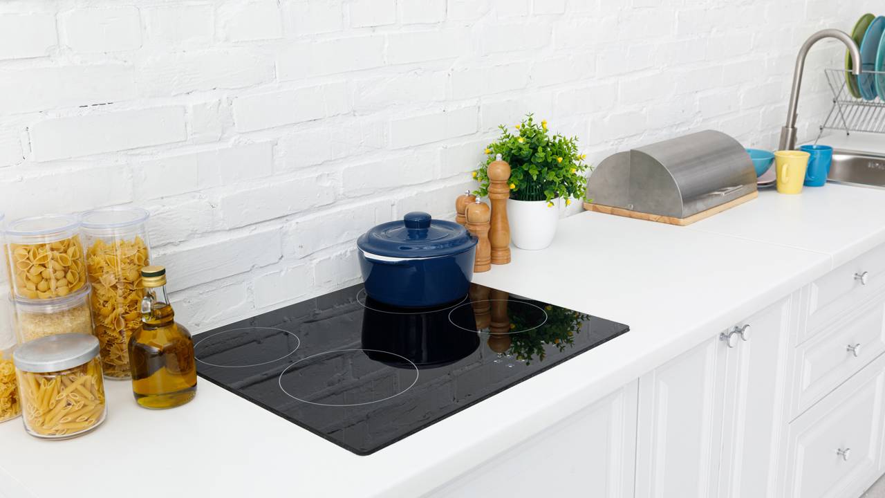 Pare de passar pano úmido no fogão quente! Veja os hábitos diários que criam microfissuras no vidro e aprenda a limpar o cooktop com segurança.