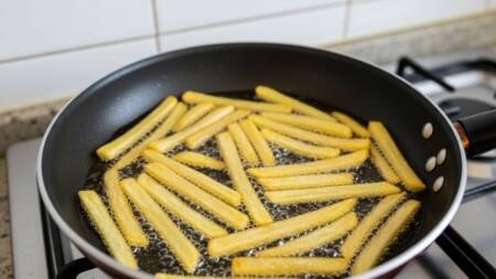 Os respingos surgem quando água entra em contato com óleo quente