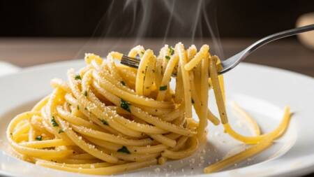 O principal fator do macarrão grudado é o amido liberado na água