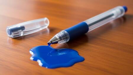 O furo na tampa reduz o risco de asfixia em acidentes