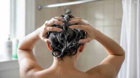 A técnica japonesa de lavagem capilar valoriza a massagem no couro cabeludo