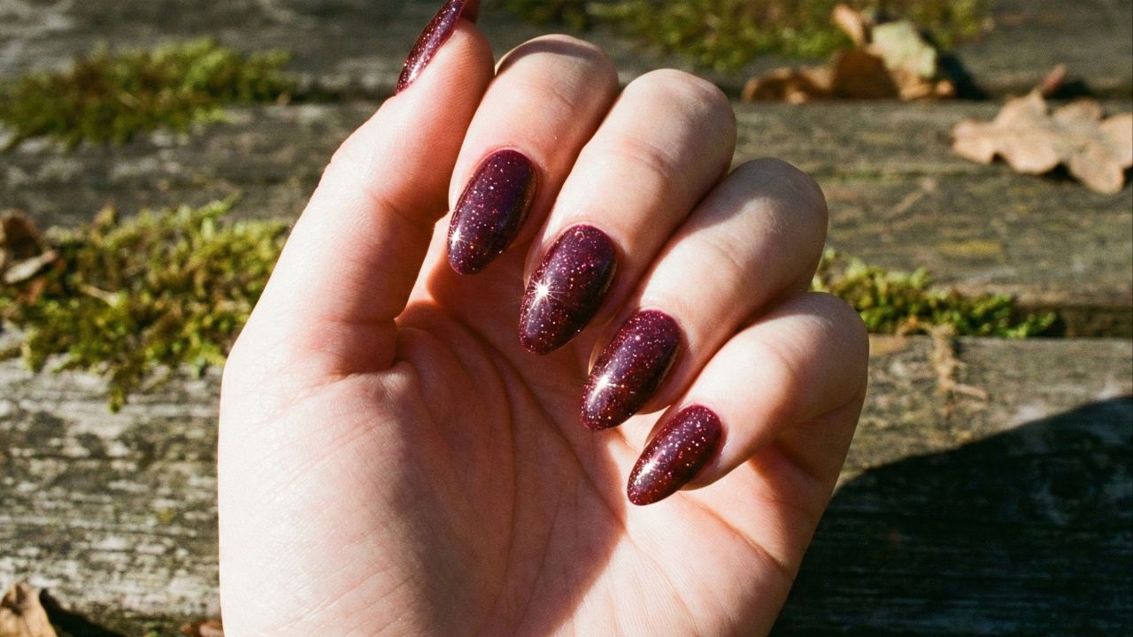 Cores clássicas são bases atemporais que se renovam com acabamentos modernos.