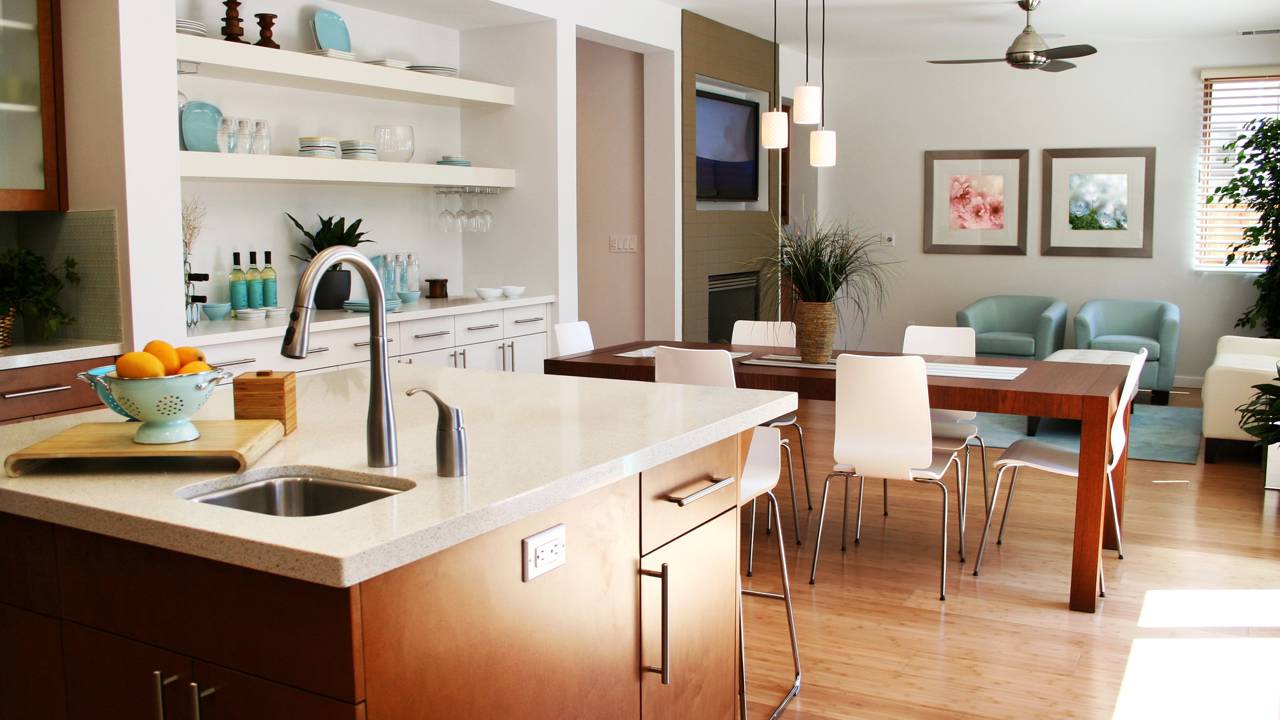 A escolha entre a amplitude visual e o controle de odores vai além da estética. Confira nossa análise sobre flexibilidade, limpeza e vida social.