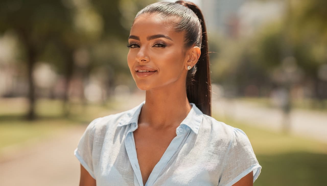 Antes de definir o modelo de rabo de cavalo é essencial preparar bem os fios