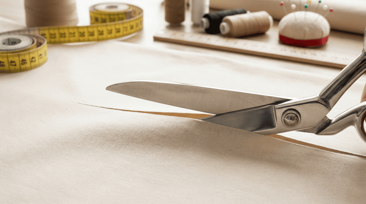 Quando uma tesoura desenvolvida especificamente para fibras têxteis encontra a rigidez de uma folha de papel
