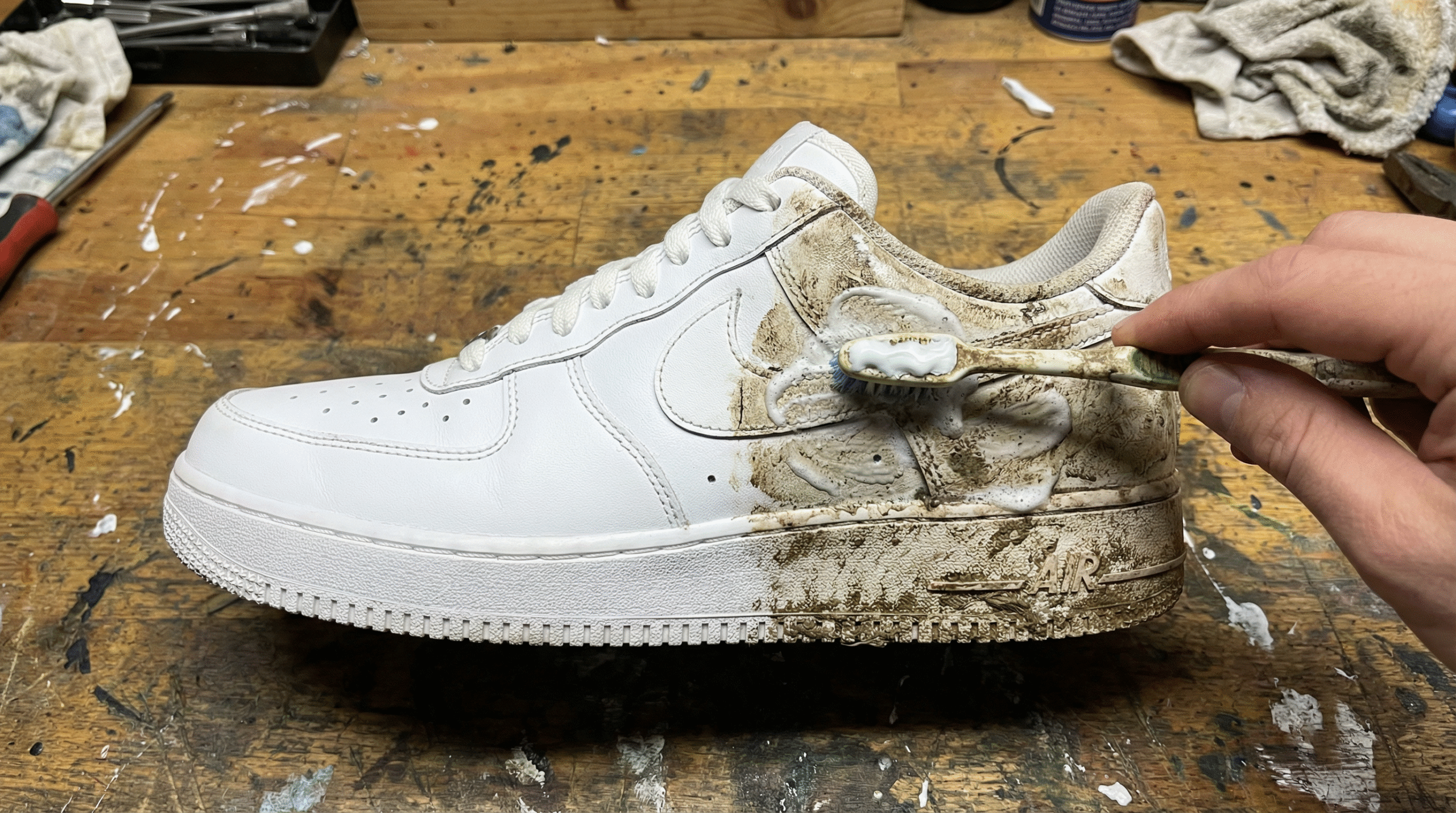 O segredo dessa técnica está na abrasão leve proporcionada pelos componentes da pasta, que conseguem penetrar nas microfissuras da superfície sem causar riscos