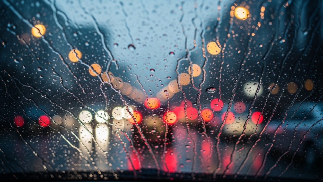 Técnicas essenciais para garantir segurança e clareza total ao dirigir sob chuvas intensas.