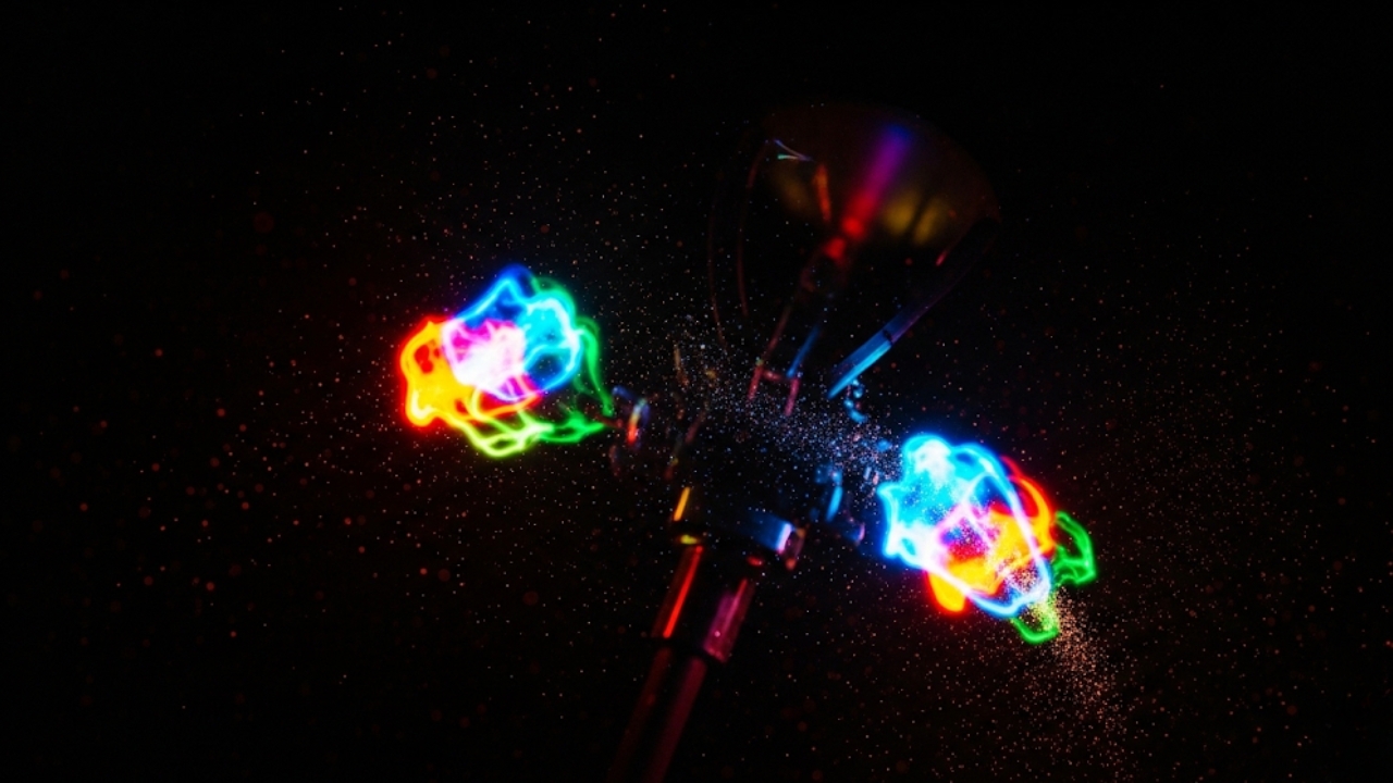 Entenda como seu cérebro transforma pressão em luzes psicodélicas e padrões fascinantes.