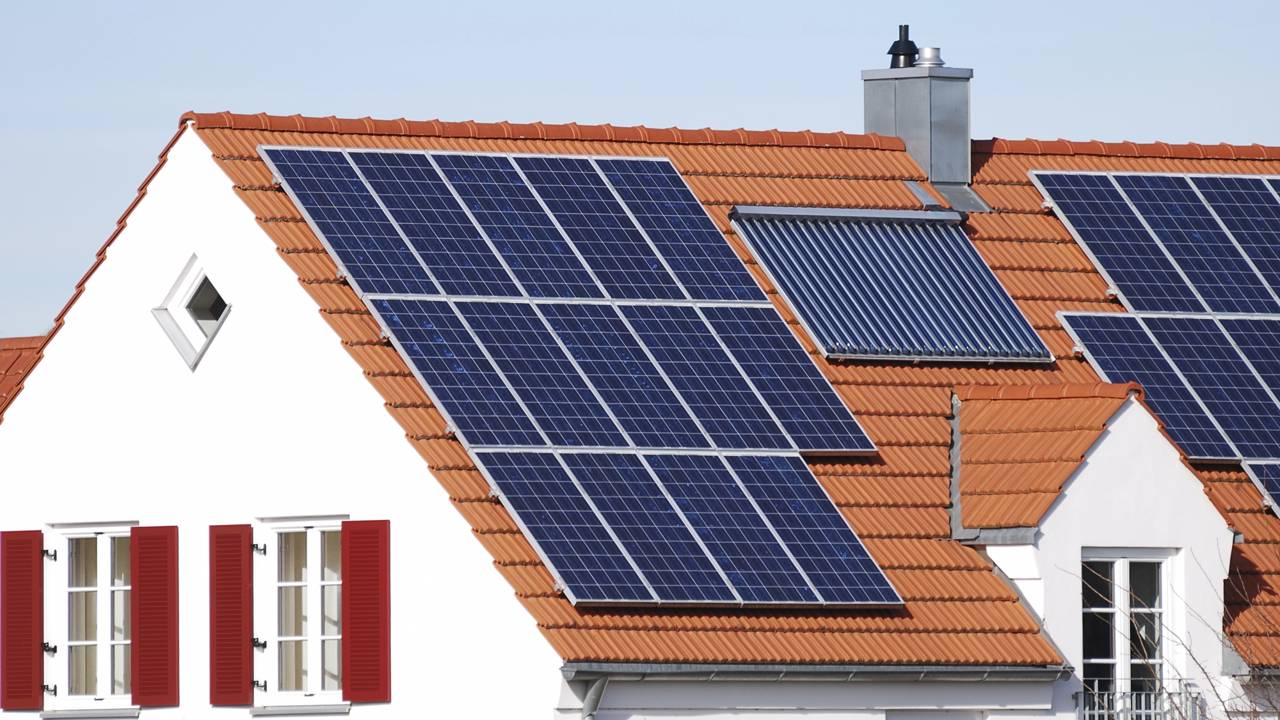 Energia solar vale a pena em 2026? Entenda o investimento real, as taxas de homologação e como transformar sua conta de energia em um ativo para sua família.