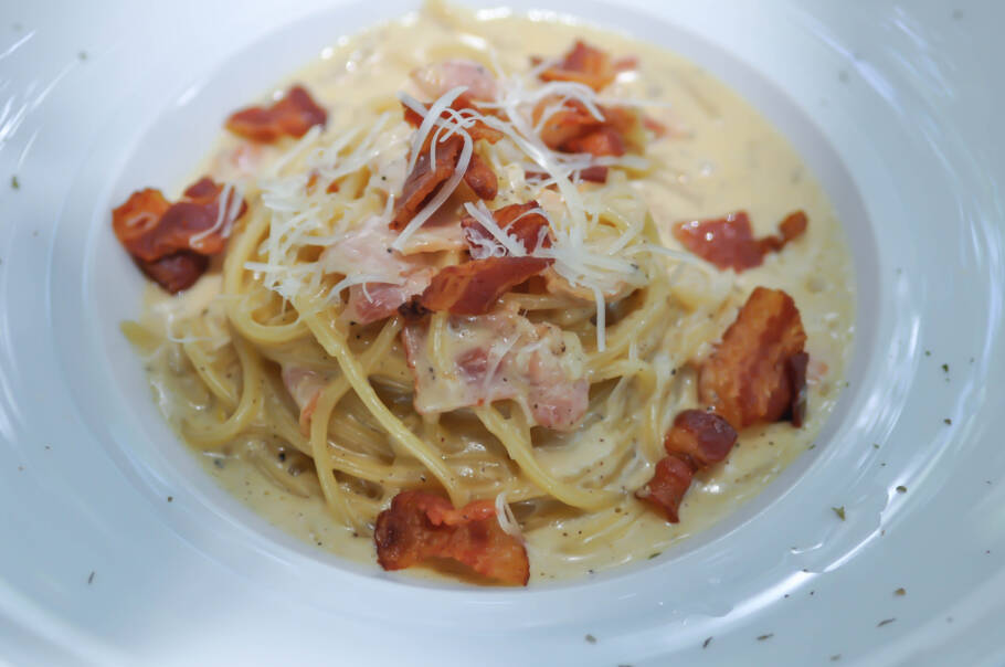 Espaguete à carbonara super cremoso e rápido de fazer