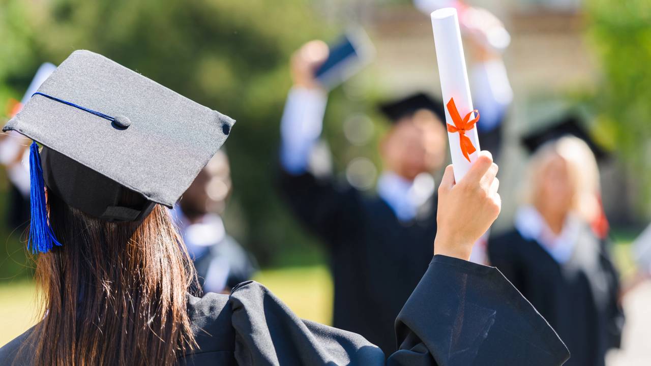 Guia completo de custos da faculdade particular 2026. Entenda o impacto de bolsas e financiamentos e aprenda a calcular o valor total do seu curso até a formatura.