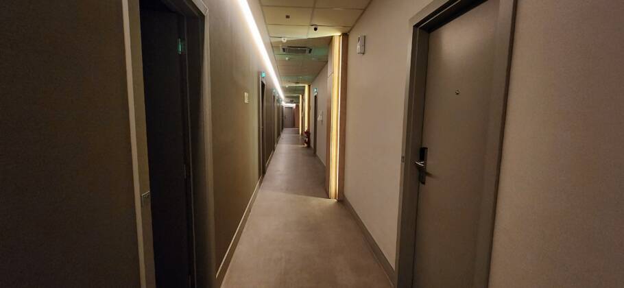 Corredor que leva aos quartos. O acesso é restrito a hóspedes