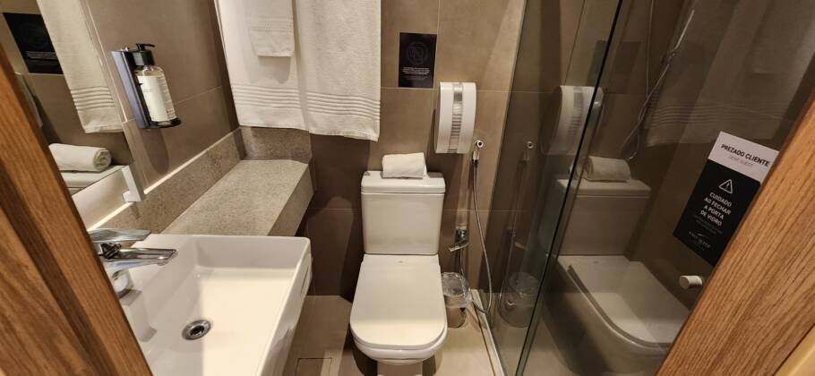 O banheiro é compacto e tem uma ótima ducha