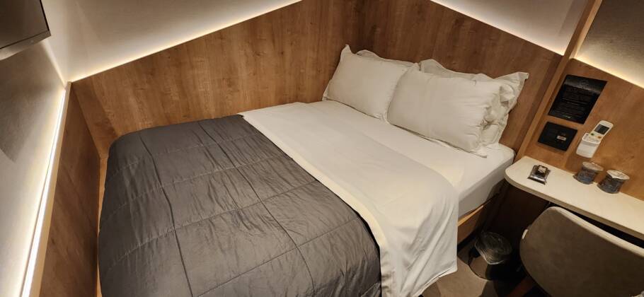 A cama é confortável, ideal para algumas horas de sono