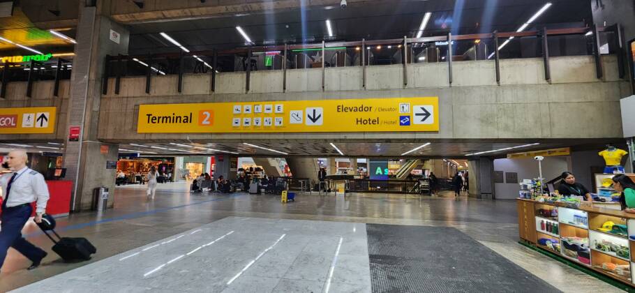 Sinalização na área do check-in do Terminal 2 de Guarulhos indica a localização do hotel