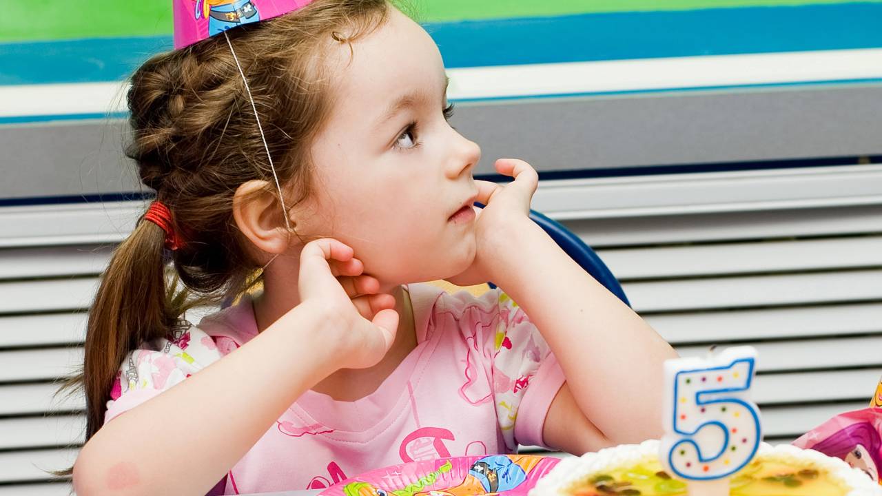 Quer uma festa linda gastando pouco? Confira dicas de decoração simples, custo médio de buffet para 20 pessoas e como criar um evento memorável com baixo investimento.