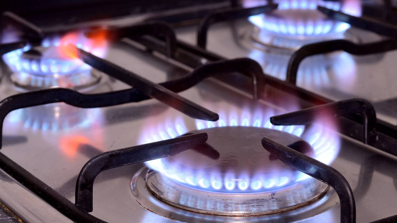 Segurança na cozinha: saiba por que a chama amarela é um alerta e veja como realizar uma manutenção simples e eficiente nas bocas do seu fogão em 2026.