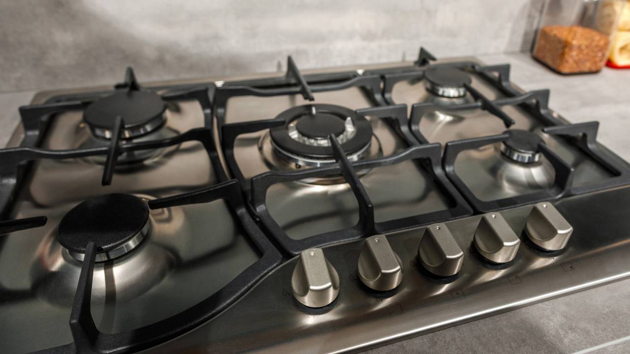 Pare de jogar desengordurante direto no fogão! Saiba como a umidade infiltra nos botões e queimadores e preserve o seu eletrodoméstico hoje.