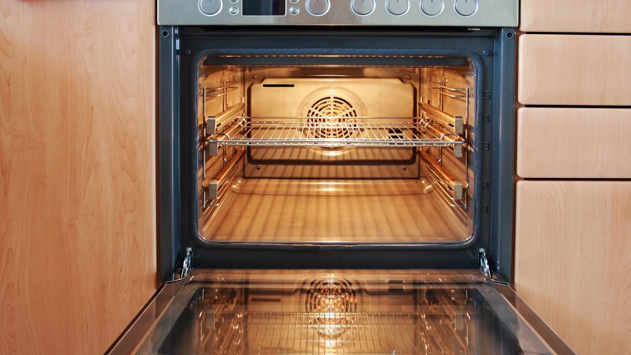 Aprenda a reduzir o consumo do seu forno elétrico no dia a dia. Veja como planejar o cardápio e aproveitar o calor para assar vários pratos.