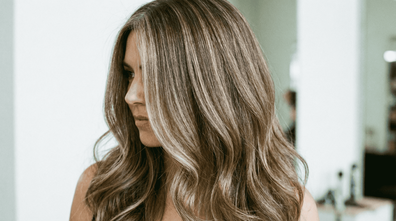 As mechas blending são uma técnica de colorimetria que cria uma transição visual suave entre os fios brancos na raiz e o restante do cabelo com cor