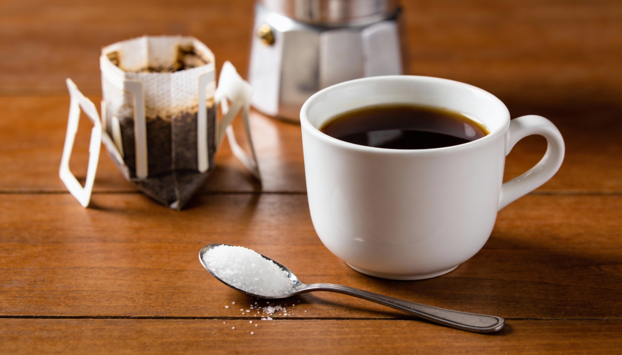 O açúcar dissolvido também aumenta viscosidade da água fazendo o líquido passar mais lentamente pelo pó de café