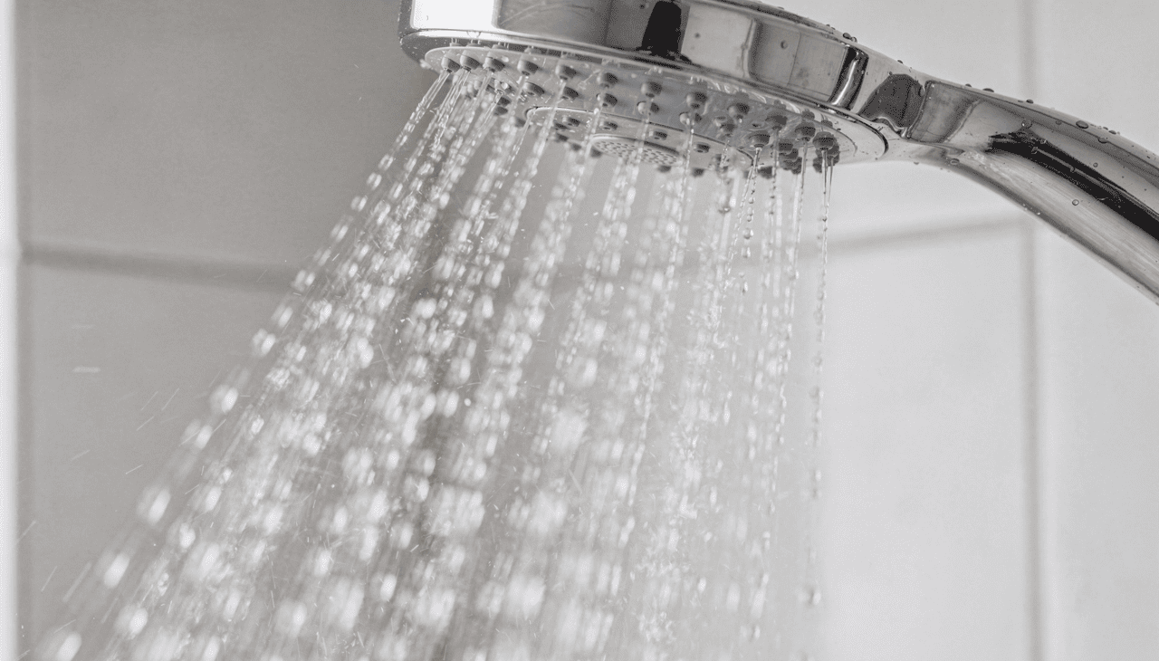 Dois ingredientes muito eficazes e fáceis de encontrar são o vinagre branco e a água morna