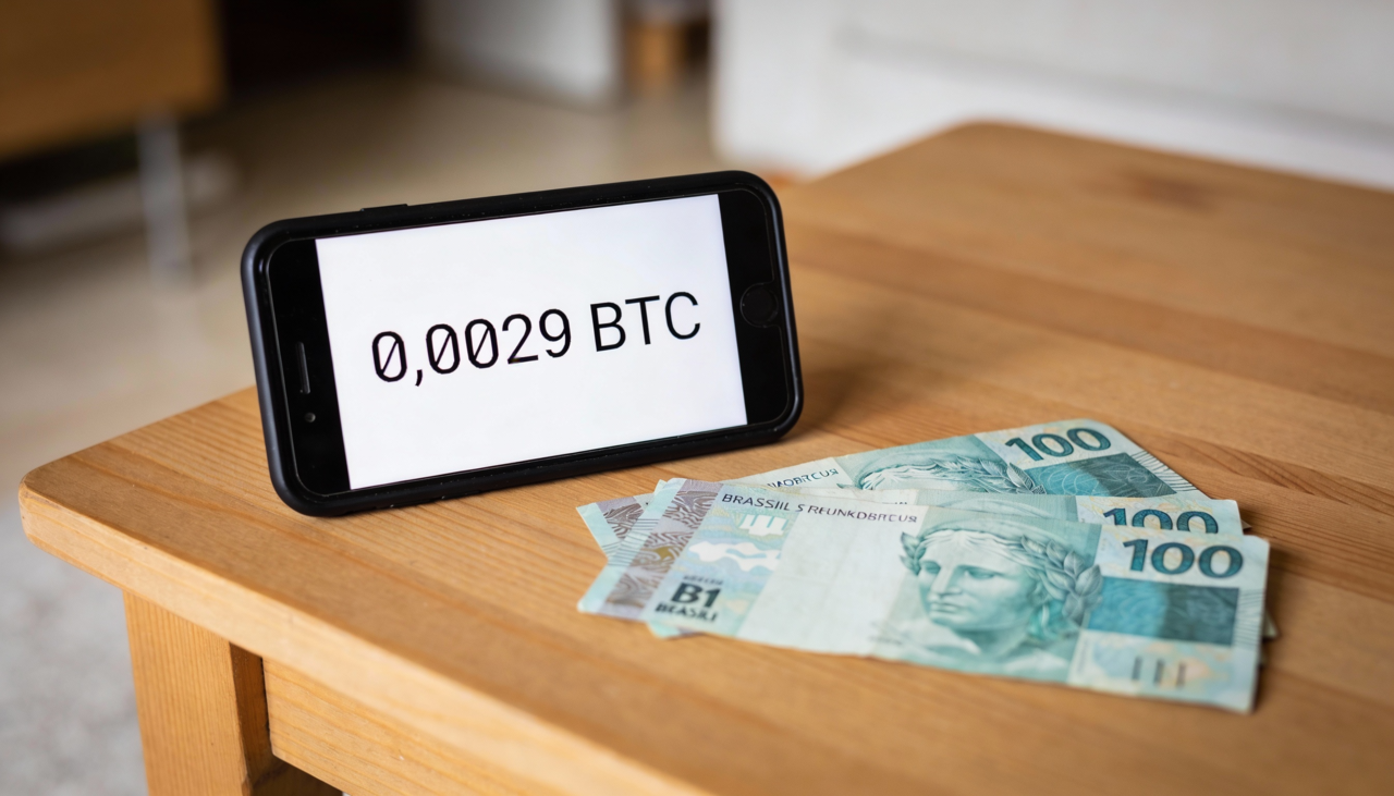 A cotação em reais depende tanto do preço internacional do Bitcoin em dólares quanto da taxa de câmbio do dólar para o real