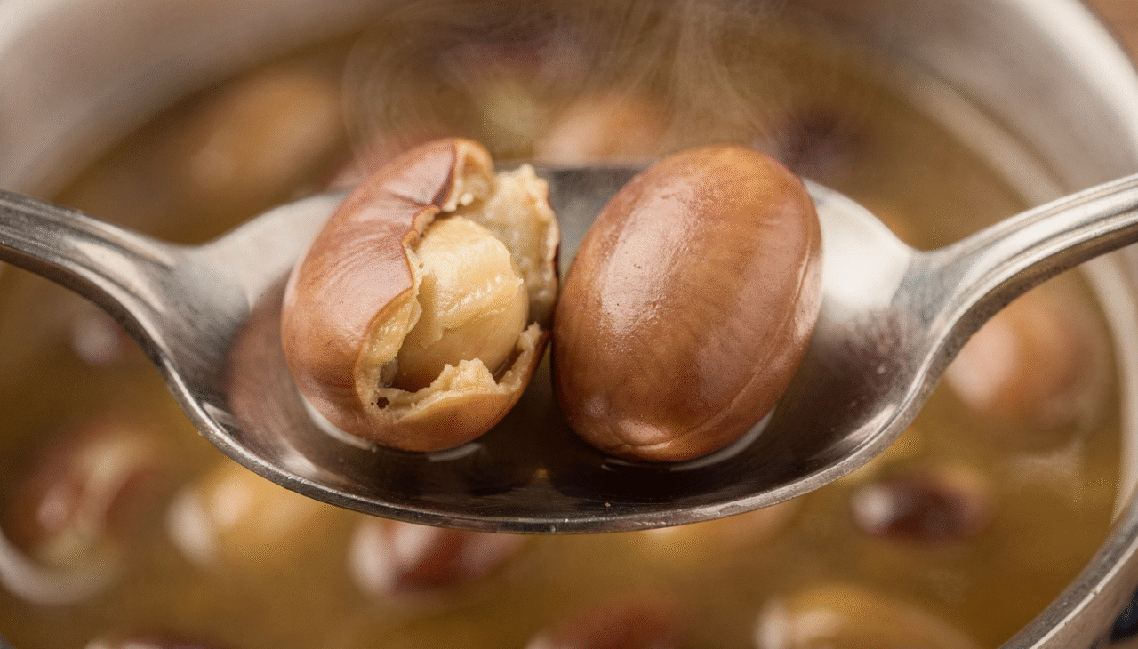 O ponto certo para o sal entrar é quando o grão já está macio por dentro, mas antes do cozimento terminar completamente