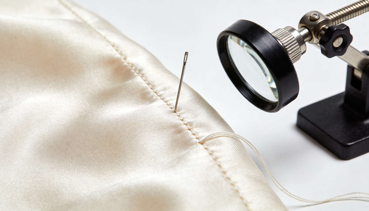 A recuperação do fio puxado no meio do tecido exige o uso estratégico de uma agulha de ponta extremamente fina