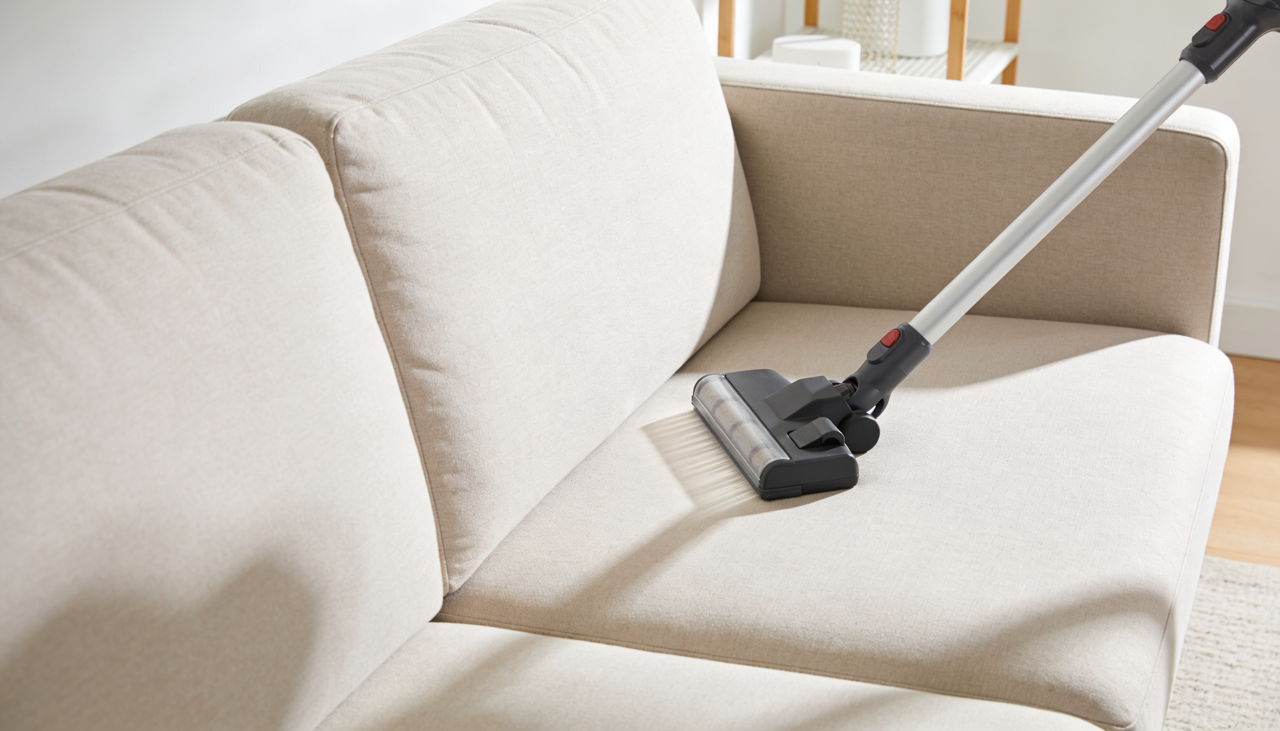 Para evitar sujeira em sofá de linho, a organização dos espaços e alguns acessórios de proteção são grandes aliados