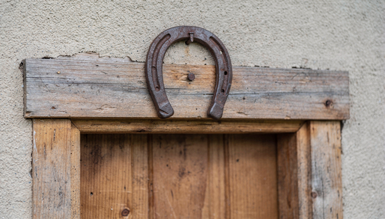 O ferro é tradicionalmente conhecido por sua capacidade de afastar influências nocivas e purificar o ambiente de forma constante
