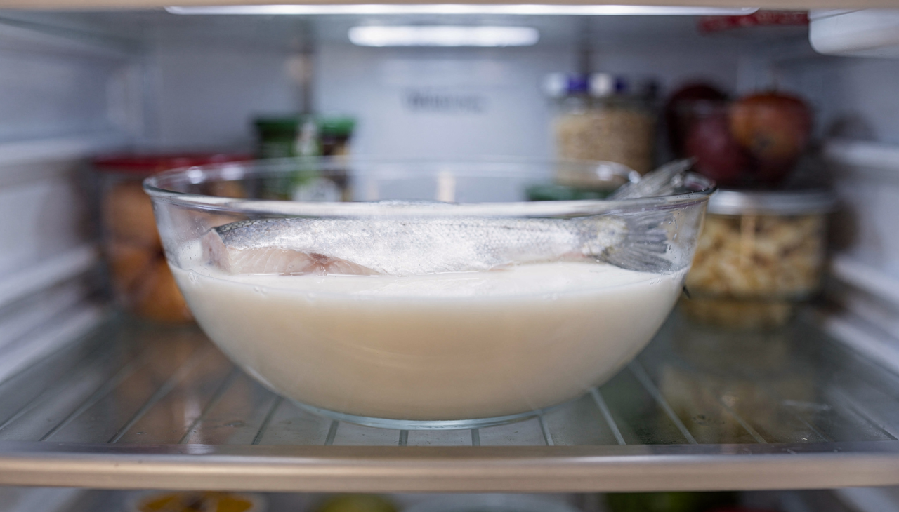 Ingredientes ácidos são aliados clássicos na cozinha quando o assunto é eliminar o cheiro forte do peixe