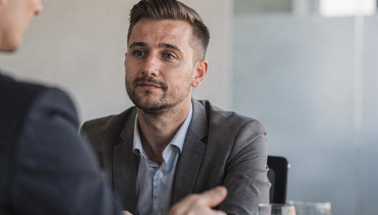 A dinâmica consiste em alternar o foco visual entre os olhos e a boca da outra pessoa