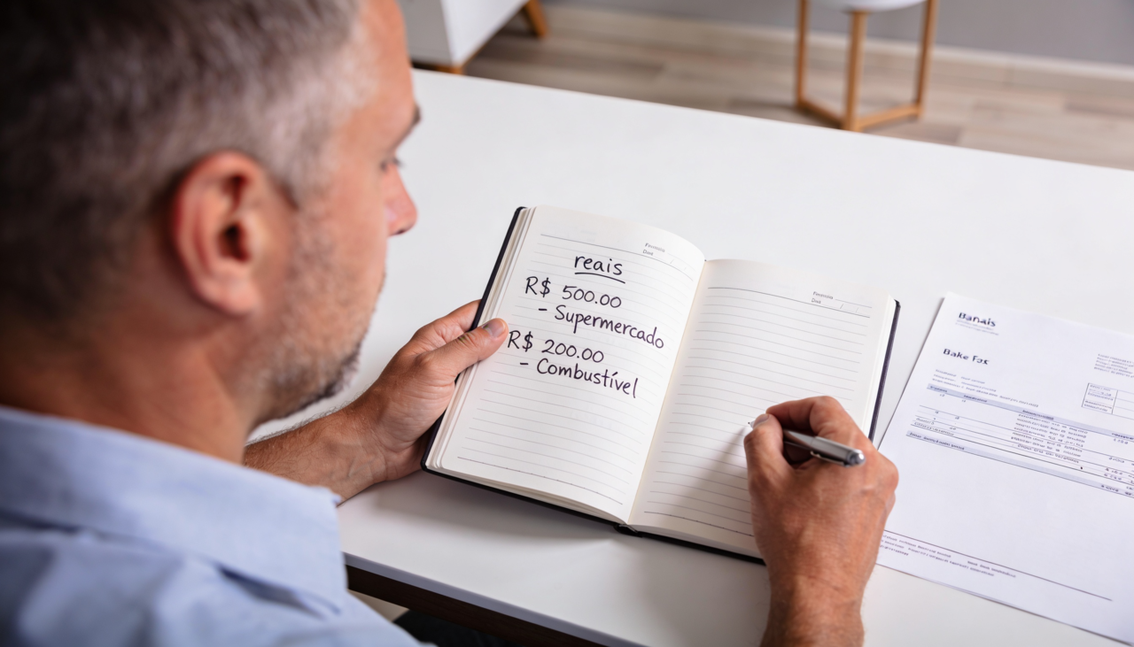 O hábito de registrar todas as despesas diárias serve como um espelho da nossa realidade econômica