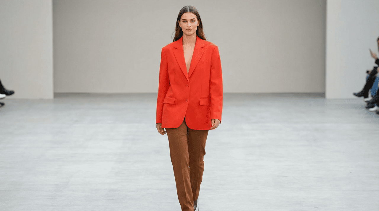 Outro ponto relevante nas passarelas é o uso estratégico de cores primárias e secundárias lado a lado