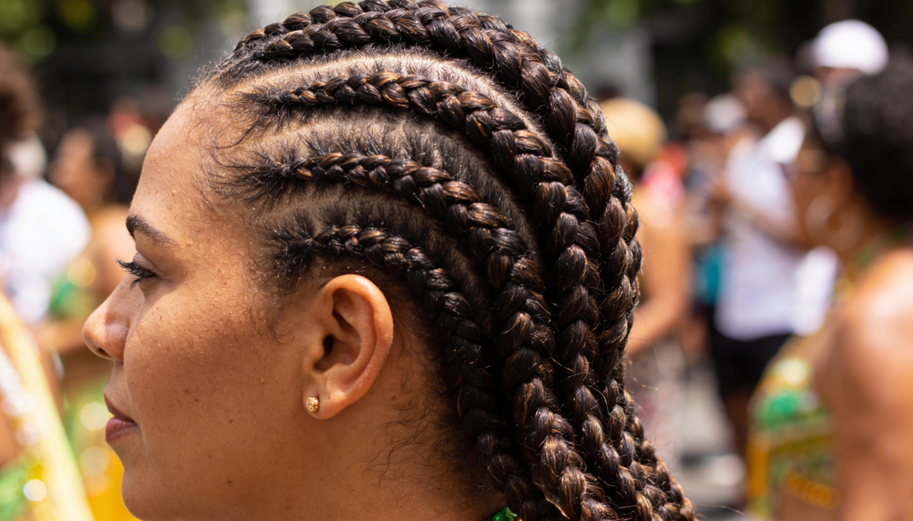 O Carnaval brasileiro costuma reunir altas temperaturas, aglomerações e longos deslocamentos