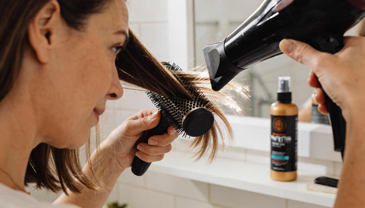 A escova modelada é feita com secador e escova redonda para alinhar os fios e criar movimento nas pontas ou em todo o comprimento