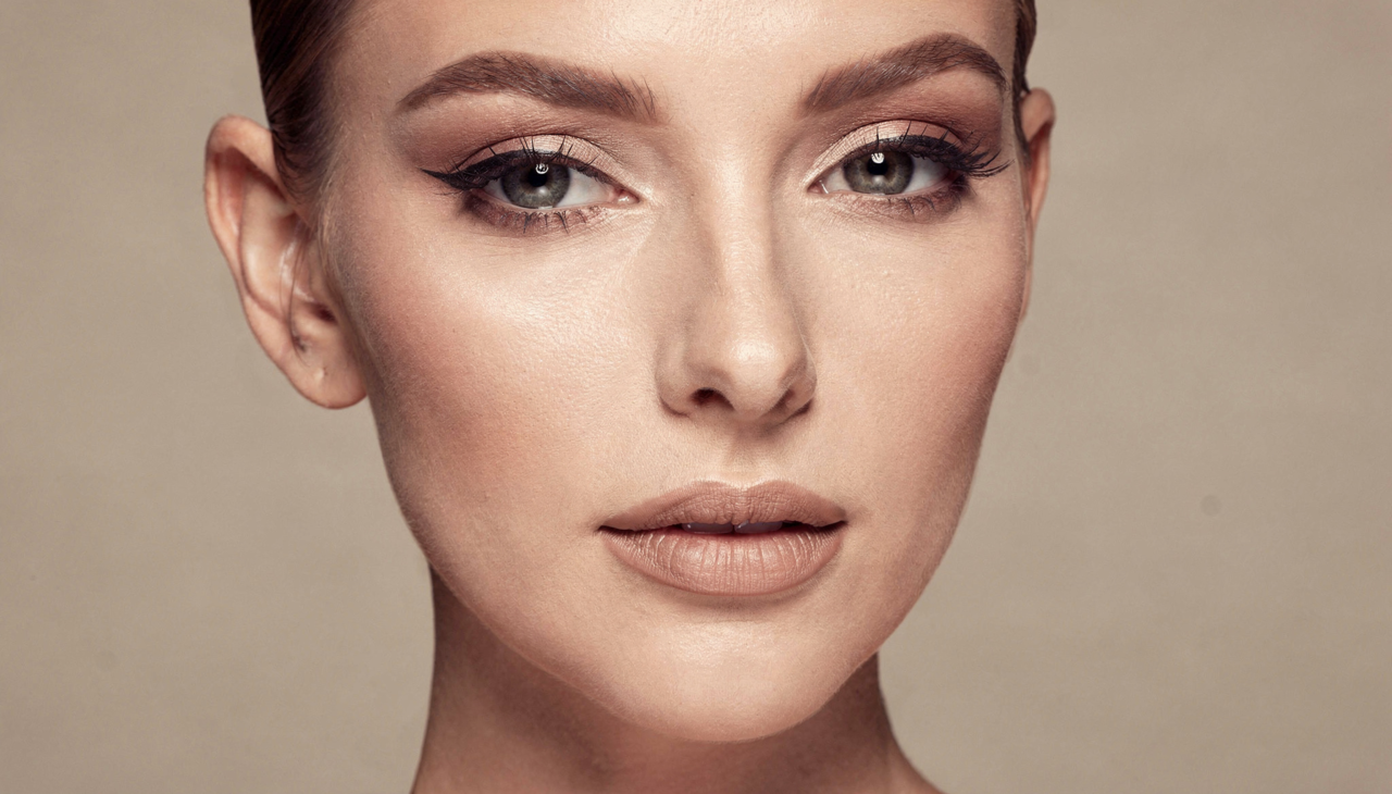 Nessa tendência, as sobrancelhas finas ganham protagonismo