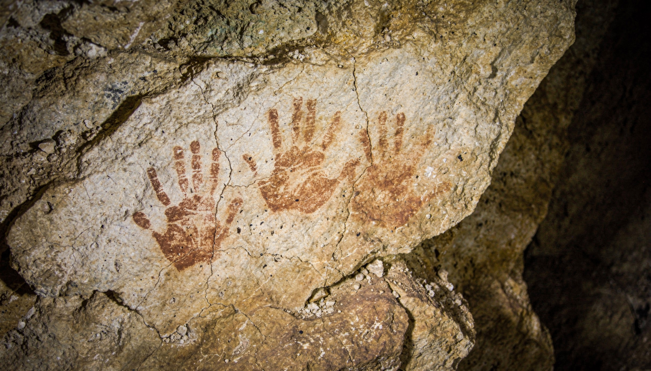 As paredes de calcário preservaram essas assinaturas de sangue e pedra por dezenas de milhares de anos