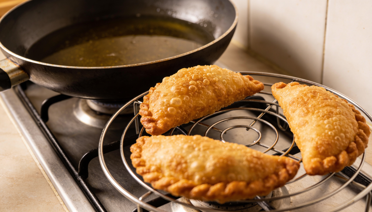 Óleo entre 180 e 190 graus é o ponto perfeito para pastéis crocantes sem encharcar