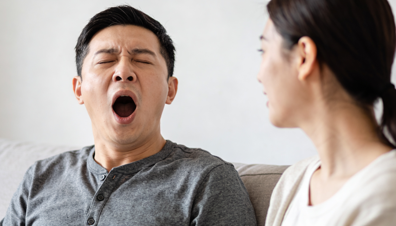 Bocejar repetidas vezes na presença de outra pessoa pode ter diferentes significados